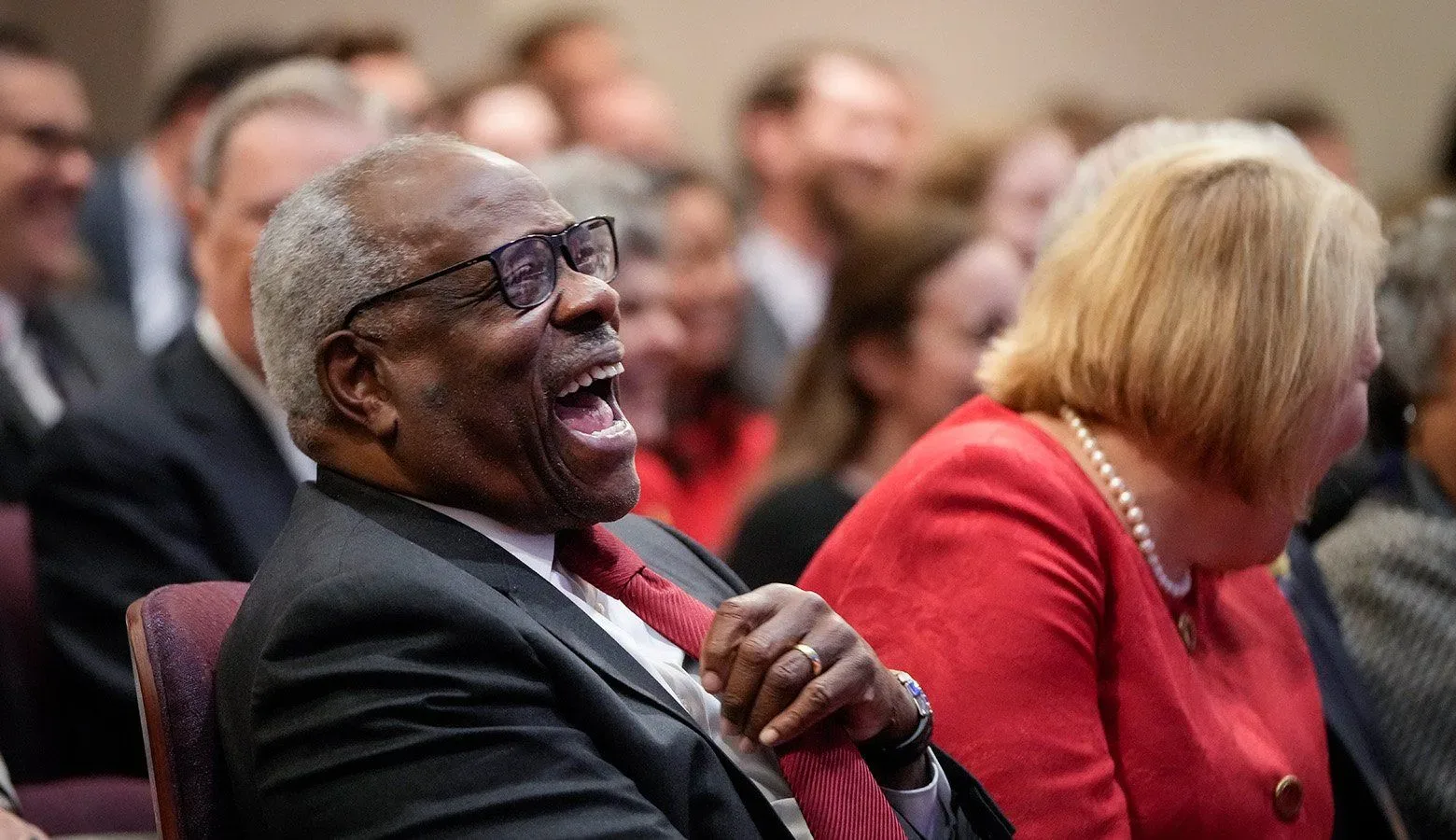 belongs-to-billionaire-clarence-thomas-butt-of-jokes-at-annual-dc-dinner
